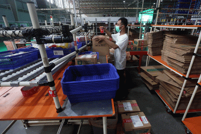 Sejumlah karyawan beraktifitas di gudang pintar ‘Dilayani Tokopedia’, dikawasan Osowilangun Surabaya, Jawa Timur, Kamis (20/10/2022).