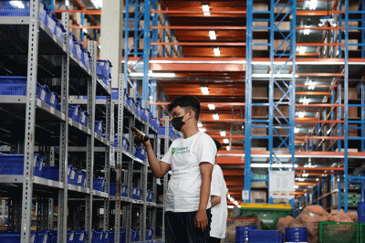 Sejumlah karyawan beraktifitas di gudang pintar ‘Dilayani Tokopedia’, dikawasan Osowilangun Surabaya, Jawa Timur, Kamis (20/10/2022).