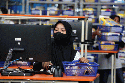 Sejumlah karyawan beraktifitas di gudang pintar ‘Dilayani Tokopedia’, dikawasan Osowilangun Surabaya, Jawa Timur, Kamis (20/10/2022).