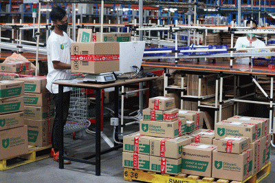 Sejumlah karyawan beraktifitas di gudang pintar ‘Dilayani Tokopedia’, dikawasan Osowilangun Surabaya, Jawa Timur, Kamis (20/10/2022).