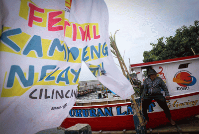 Warga menata sesaji diatas perahu jelang Pesta Laut atau Syukuran Laut di kawasan Teluk Cilincing, Jakarta Utara, Jumat (21/10/2022).