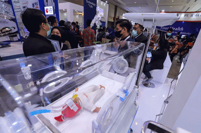 Pengunjung melihat produk kesehatan dalam pameran Indonesia Hospital Expo di Jakarta Convention Center (JCC), Senayan, Jakarta, Jumat (21/10/2022).