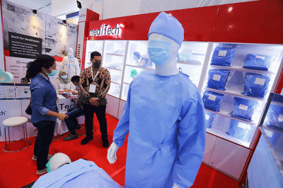 Pengunjung melihat produk kesehatan dalam pameran Indonesia Hospital Expo di Jakarta Convention Center (JCC), Senayan, Jakarta, Jumat (21/10/2022).
