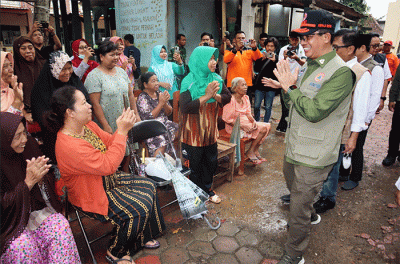 Kepala Badan Nasional Penanggulangan Bencana (BNPB) Letjen TNI Suharyanto, meninjau penanganan bencana banjir di Kabupaten Trenggalek, Jawa Timur.