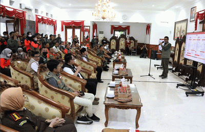 Kepala Badan Nasional Penanggulangan Bencana (BNPB) Letjen TNI Suharyanto, meninjau penanganan bencana banjir di Kabupaten Trenggalek, Jawa Timur.