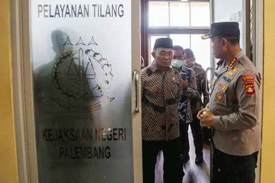 Menteri Koordinator Bidang Pembangunan Manusia dan Kebudayaan Muhadjir Effendy melakukan pantauan secara langsung aktivitas Mal Layanan Publik.