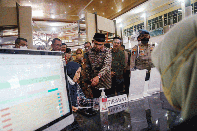 Menteri Koordinator Bidang Pembangunan Manusia dan Kebudayaan Muhadjir Effendy melakukan pantauan secara langsung aktivitas Mal Layanan Publik.