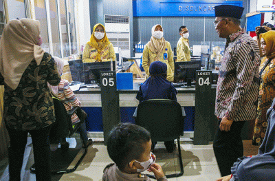 Menteri Koordinator Bidang Pembangunan Manusia dan Kebudayaan Muhadjir Effendy melakukan pantauan secara langsung aktivitas Mal Layanan Publik.