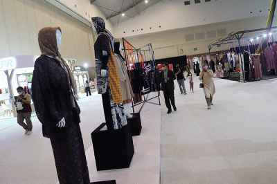 Pengunjung mengamati baju yang dipamerkan saat Jakarta Muslim Fashion Week (JMFW) 2023 di ICE, BSD City, Banten, Kamis (20/10/2022).