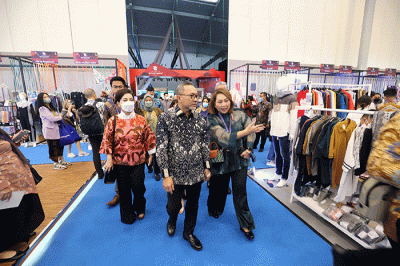 Pengunjung mengamati baju yang dipamerkan saat Jakarta Muslim Fashion Week (JMFW) 2023 di ICE, BSD City, Banten, Kamis (20/10/2022).