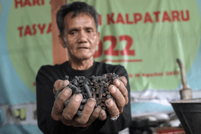 Pekerja mengolah sampah organik di Sekretariat Gerakan Ciliwung Bersih, kawasan Karet Bivak, Jakarta, Sabtu (22/10/2022).