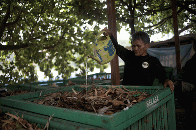 Pekerja mengolah sampah organik di Sekretariat Gerakan Ciliwung Bersih, kawasan Karet Bivak, Jakarta, Sabtu (22/10/2022).