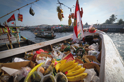 Sejumlah warga mengikuti proses pelepasan sesaji ke laut saat tradisi Nadran Pesta Laut atau Festival Kampung Nelayan di Cilincing, Jakarta Utara.