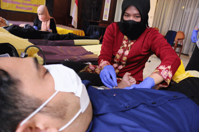 Warga melakukan donor darah yang diselenggarakan oleh PMI di Hotel Kaisar, Jakarta, Sabtu (22/10/2022).