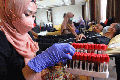 Warga melakukan donor darah yang diselenggarakan oleh PMI di Hotel Kaisar, Jakarta, Sabtu (22/10/2022).