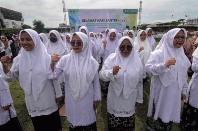 Ribuan santri mengikuti upacara bendera peringatan Hari Santri Nasional ke-8 di Alun-alun Semarang dan Masjid Agung Jawa Tengah (MAJT), Kota Semarang.