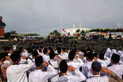 Ribuan santri mengikuti upacara bendera peringatan Hari Santri Nasional ke-8 di Alun-alun Semarang dan Masjid Agung Jawa Tengah (MAJT), Kota Semarang.