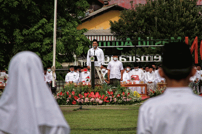 Ribuan santri mengikuti upacara bendera peringatan Hari Santri Nasional ke-8 di Alun-alun Semarang dan Masjid Agung Jawa Tengah (MAJT), Kota Semarang.