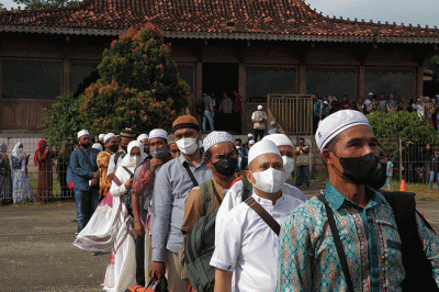 Jhonlin Group kembali memberangkatkan umroh gratis untuk 70 orang warga Tanah Bumbu yang diberangkatkan melalui bandara udara Bersujud, Tanah Bumbu.