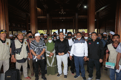 Jhonlin Group kembali memberangkatkan umroh gratis untuk 70 orang warga Tanah Bumbu yang diberangkatkan melalui bandara udara Bersujud, Tanah Bumbu.