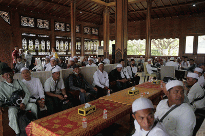 Jhonlin Group kembali memberangkatkan umroh gratis untuk 70 orang warga Tanah Bumbu yang diberangkatkan melalui bandara udara Bersujud, Tanah Bumbu.