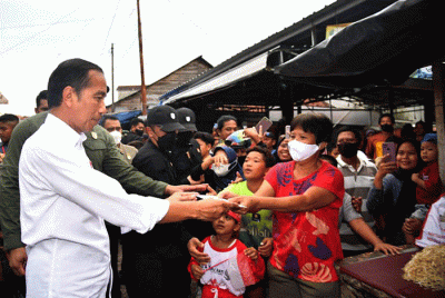 Presiden Joko Widodo menyapa sekaligus menyerahkan bantuan sosial kepada para penerima manfaat di Pasar Toboali, Kabupaten Bangka Selatan.