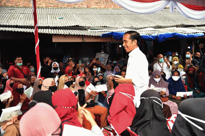 Presiden Joko Widodo menyapa sekaligus menyerahkan bantuan sosial kepada para penerima manfaat di Pasar Toboali, Kabupaten Bangka Selatan.