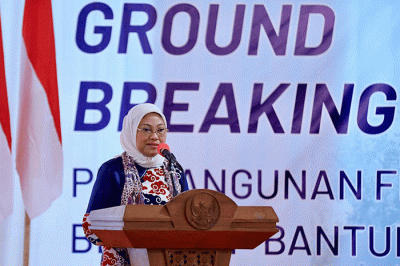 Menteri Ketenagakerjaan Ida Fauziyah melakukan peletakan batu pertama pembangunan Unit Pelayanan Teknis Pusat (UPTP) Balai Latihan Kerja Bantul.
