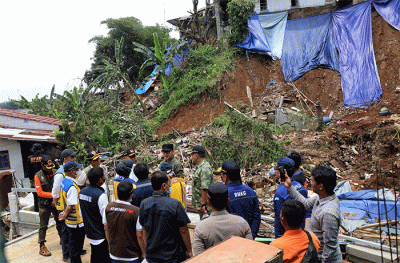 Menko PMK Muhadjir Effendy meninjau penanganan bencana banjir dan tanah longsor di Bogor, Jawa Barat, Sabtu (22/10/2022).