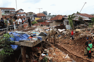 Menko PMK Muhadjir Effendy meninjau penanganan bencana banjir dan tanah longsor di Bogor, Jawa Barat, Sabtu (22/10/2022).