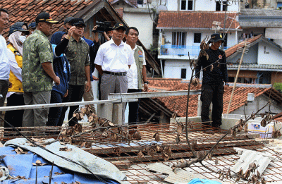 Menko PMK Muhadjir Effendy meninjau penanganan bencana banjir dan tanah longsor di Bogor, Jawa Barat, Sabtu (22/10/2022).