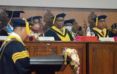 Kepala Staf Kepresidenan Jenderal TNI (Purn) Dr Dr (HC) Moeldoko SIP MSi, menerima penganugerahan gelar Doktor Kehormatan Honoris Causa.