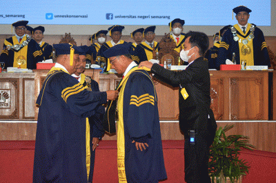 Kepala Staf Kepresidenan Jenderal TNI (Purn) Dr Dr (HC) Moeldoko SIP MSi, menerima penganugerahan gelar Doktor Kehormatan Honoris Causa.