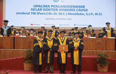 Kepala Staf Kepresidenan Jenderal TNI (Purn) Dr Dr (HC) Moeldoko SIP MSi, menerima penganugerahan gelar Doktor Kehormatan Honoris Causa.