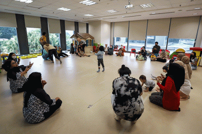 Sejumlah ibu dan anak saat mengikuti wokshop parenting Edukasi Konservasi bertajuk 