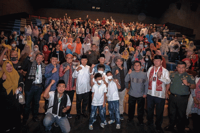 Menparekraf Sandiaga Uno saat nonton bareng (nobar) Film Jejak 2 Ulama di CGV Depok Mall, Kota Depok, Sabtu (22/10/2022).