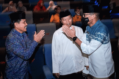 Menparekraf Sandiaga Uno saat nonton bareng (nobar) Film Jejak 2 Ulama di CGV Depok Mall, Kota Depok, Sabtu (22/10/2022).