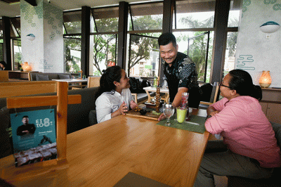 Pengunjung menikmati hidangan di Restoran Eito 8 by Mototaka Nagase, Pantai Indah Kapuk, Jakarta Utara, Senin (24/10/2022).