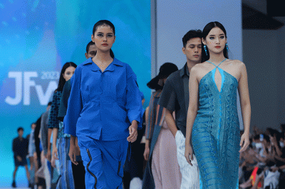 Model tampil memeragakan busana saat pembukaan Jakarta Fashion Week (JFW) 2023 di Pondok Indah Mall (PIM) 3, Jakarta Selatan, Senin (24/10/2022).