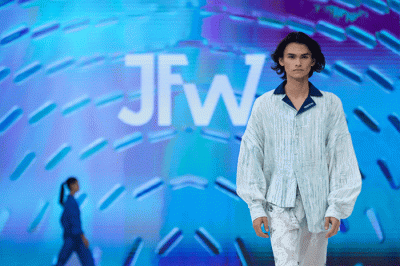 Model tampil memeragakan busana saat pembukaan Jakarta Fashion Week (JFW) 2023 di Pondok Indah Mall (PIM) 3, Jakarta Selatan, Senin (24/10/2022).