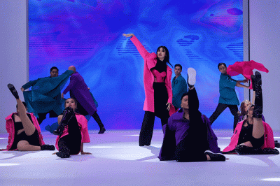 Model tampil memeragakan busana saat pembukaan Jakarta Fashion Week (JFW) 2023 di Pondok Indah Mall (PIM) 3, Jakarta Selatan, Senin (24/10/2022).