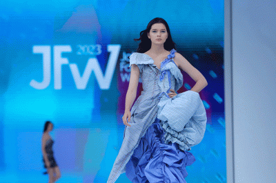 Model tampil memeragakan busana saat pembukaan Jakarta Fashion Week (JFW) 2023 di Pondok Indah Mall (PIM) 3, Jakarta Selatan, Senin (24/10/2022).