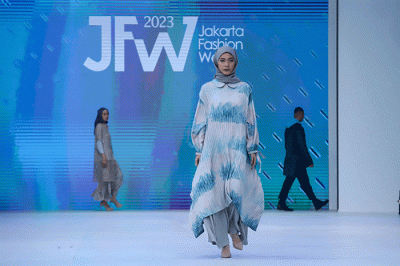 Model tampil memeragakan busana saat pembukaan Jakarta Fashion Week (JFW) 2023 di Pondok Indah Mall (PIM) 3, Jakarta Selatan, Senin (24/10/2022).