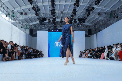 Model tampil memeragakan busana saat pembukaan Jakarta Fashion Week (JFW) 2023 di Pondok Indah Mall (PIM) 3, Jakarta Selatan, Senin (24/10/2022).