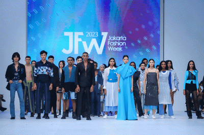 Model tampil memeragakan busana saat pembukaan Jakarta Fashion Week (JFW) 2023 di Pondok Indah Mall (PIM) 3, Jakarta Selatan, Senin (24/10/2022).