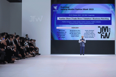 Menteri Perdagangan Zulkifli Hasan memberikan sambutannya saat membuka Jakarta Fashion Week (JFW) 2023 di Pondok Indah Mall (PIM) 3, Jakarta Selatan.