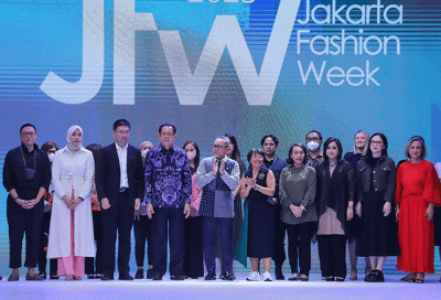 Menteri Perdagangan Zulkifli Hasan memberikan sambutannya saat membuka Jakarta Fashion Week (JFW) 2023 di Pondok Indah Mall (PIM) 3, Jakarta Selatan.