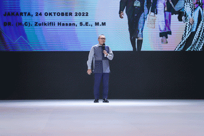 Menteri Perdagangan Zulkifli Hasan memberikan sambutannya saat membuka Jakarta Fashion Week (JFW) 2023 di Pondok Indah Mall (PIM) 3, Jakarta Selatan.