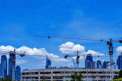 Terlihat proyek pembangunan gedung di kawasan Gelora Bung Karno, Jakarta, Senin (24/10/2022).