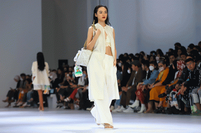 Model tampil memperagakan busana koleksi dari Dewi's Luxe Market dalam acara Jakarta Fashion Week atau JFW 2023 di Pondok Indah Mall.